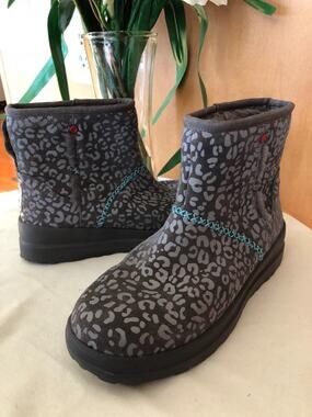 UGG animal print Ugg Mini Boots Girls Size 4 1006208 (ugg 100